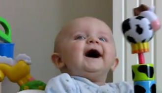 Fou rire d’un bébé terrorisé quand sa mère se mouche