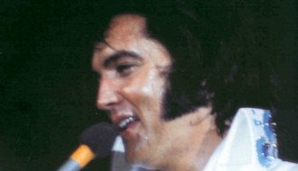 Fou rire d’Elvis Presley en concert sur “Love me tender”